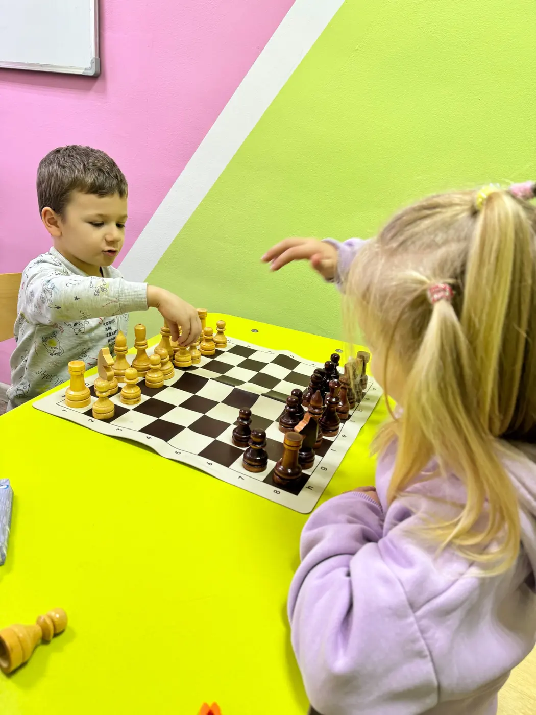 Дети играют в шахматы