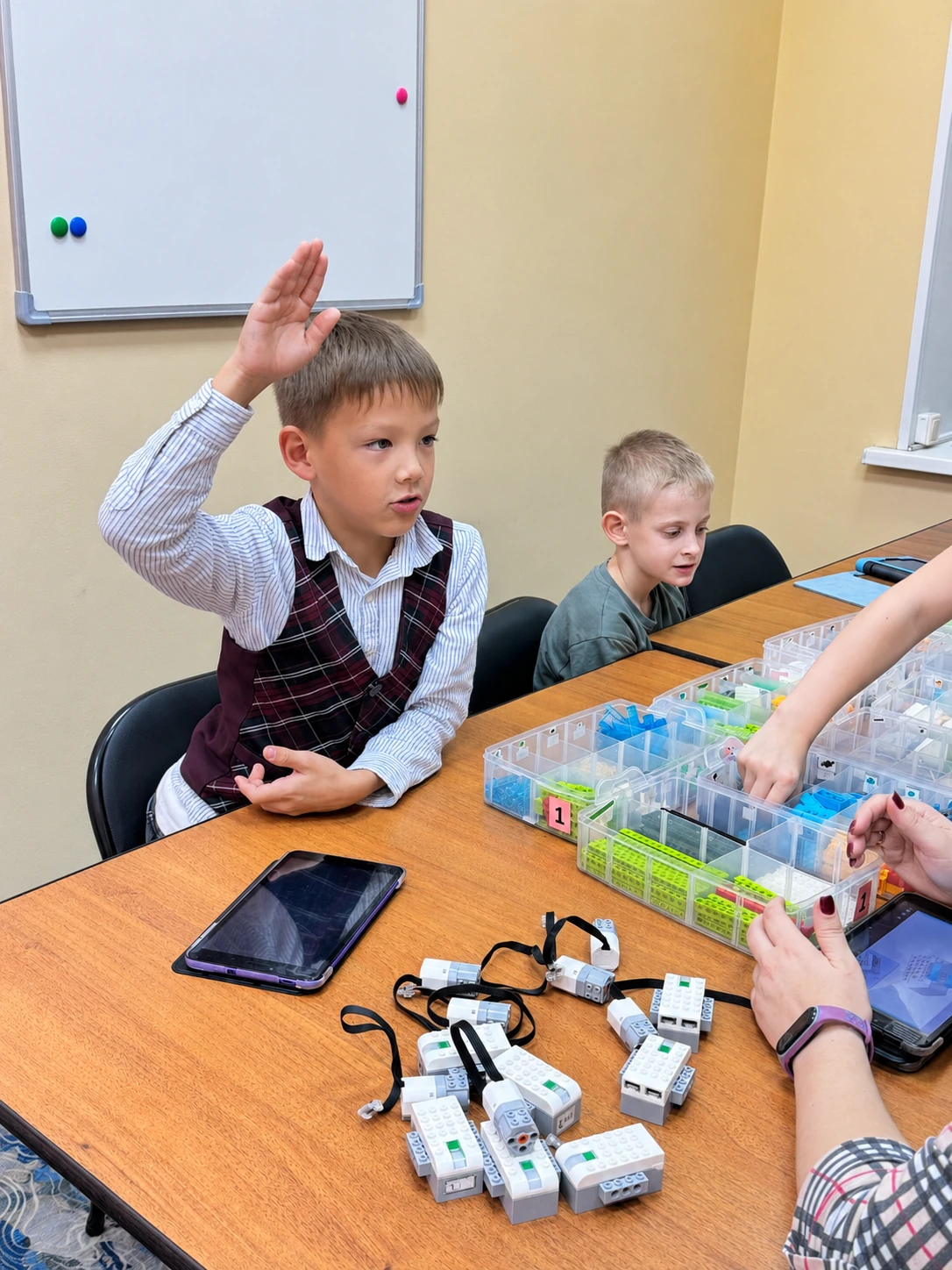 Дети занимаются робототехникой с конструктором LEGO